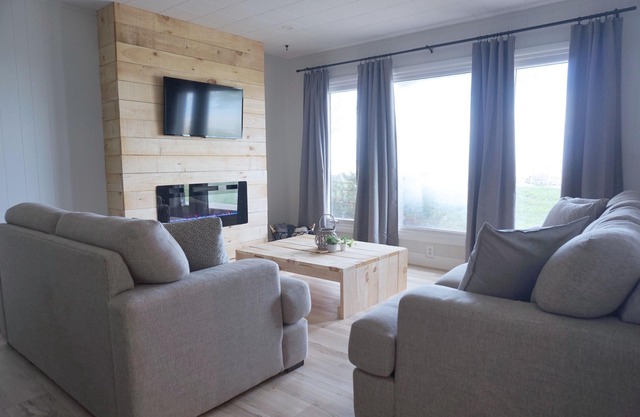Lighthouse Cove Lakefront Cottage with Canal Dock