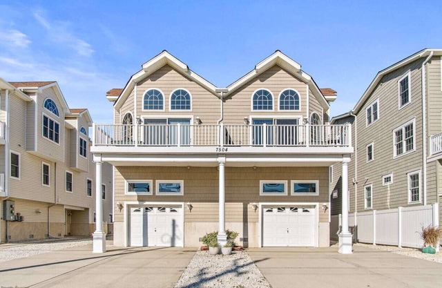 Like new! 1 short block to great beach!