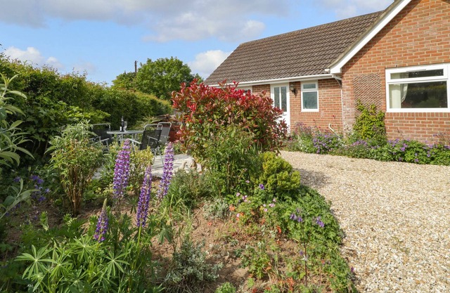 LILAC LEA, pet friendly, country holiday cottage in Bere Regis