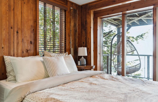 Lily’s Lake House - Luxury Cottage Experience