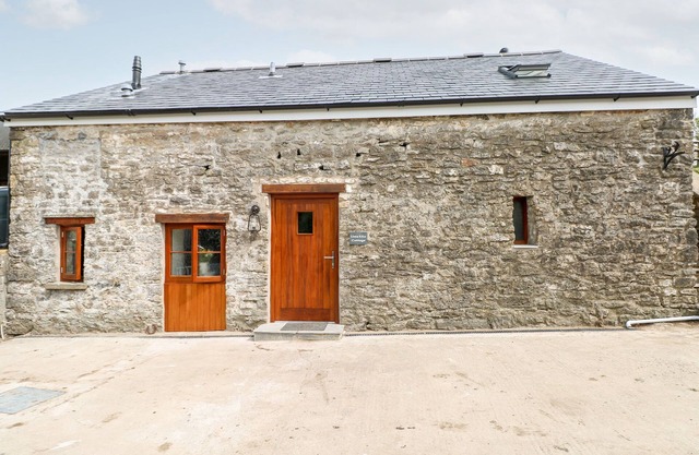 LIME KILN COTTAGE, pet friendly, with open fire in Cowbridge