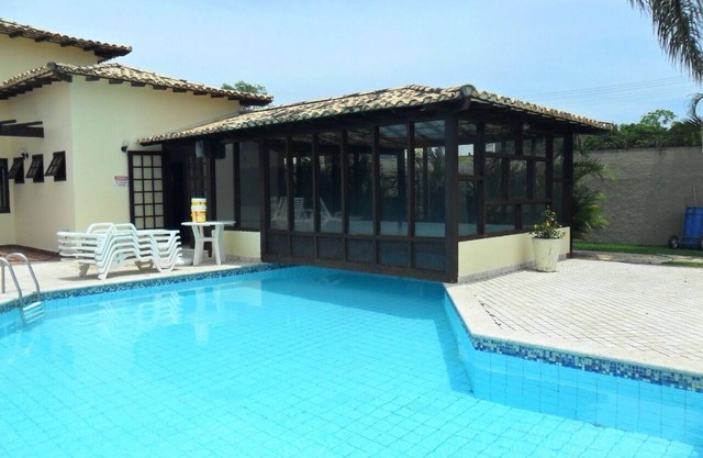 Linda Casa em Condomínio. Confortável e Funcional. Muito Arejada