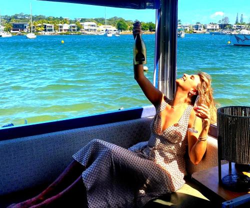 Liquid PARIDISE Noosaville houseboat "Experience More"