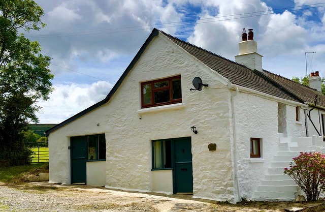 LITTLE BARN COTTAGE, pet friendly, with open fire in Dinas Cross