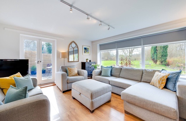 Little Bourne - Two Bedroom House, Sleeps 4
