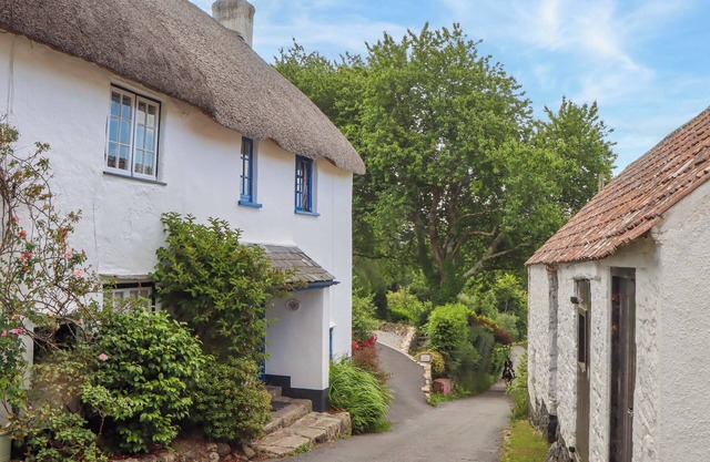 LITTLE GATE COTTAGE, pet friendly, with open fire in North Bovey