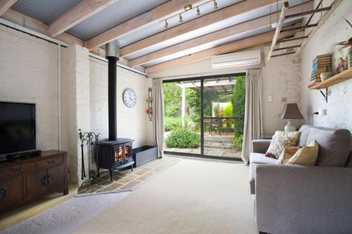 Little Haven Leura Cottage with Spa Bath and BBQ