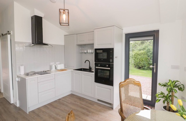 LITTLE MAGNOLIA, romantic, with a garden in Upton Upon Severn