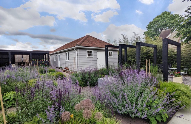 Little Maplewood, Tangmere - sleeps 2 guests in 1 bedroom