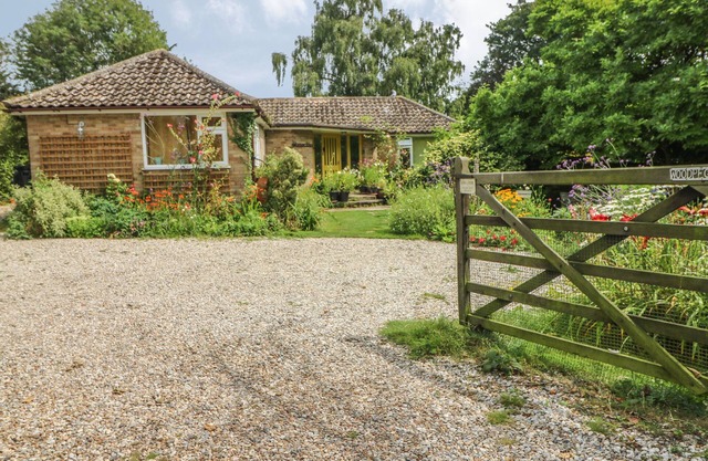 LITTLE YAFFLE, pet friendly, with a garden in St Margaret's At Cliffe
