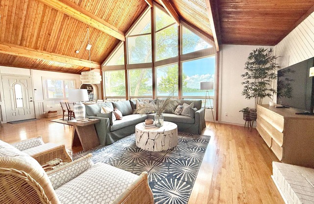 LKN Water Front w/Dock – Swim, Boat, Relax!