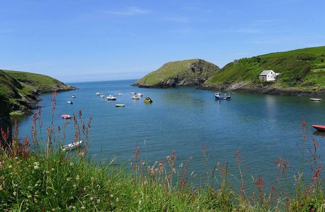 Llain Gwynfor, Holiday Cottage Trefin, Sleeps 8, 4 bedrooms, bathrooms