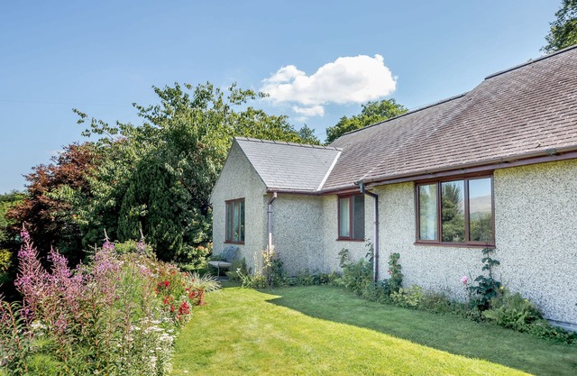 LLETY NEST, country holiday cottage, with a garden in Brithdir