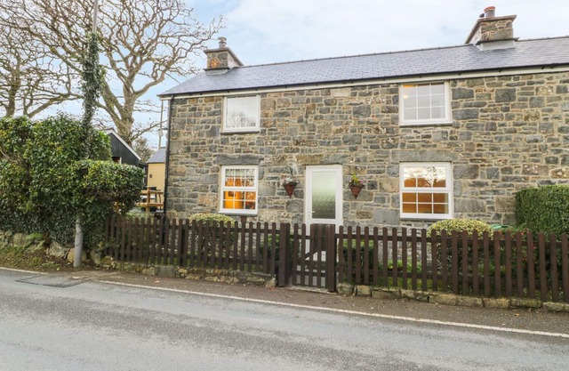 LLWYN CELYN, family friendly, character holiday cottage in Brithdir