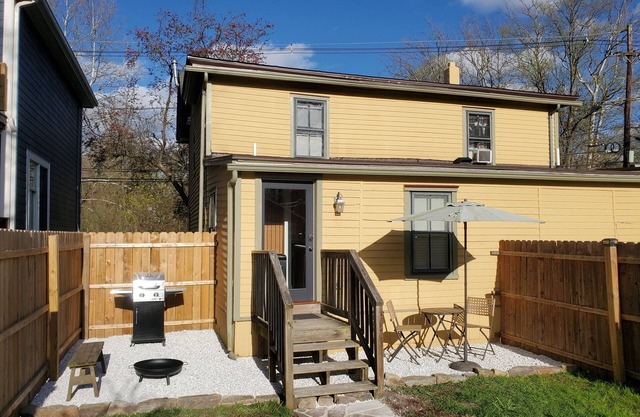 Located a block from the river, Art Yard and walking distance to shops.