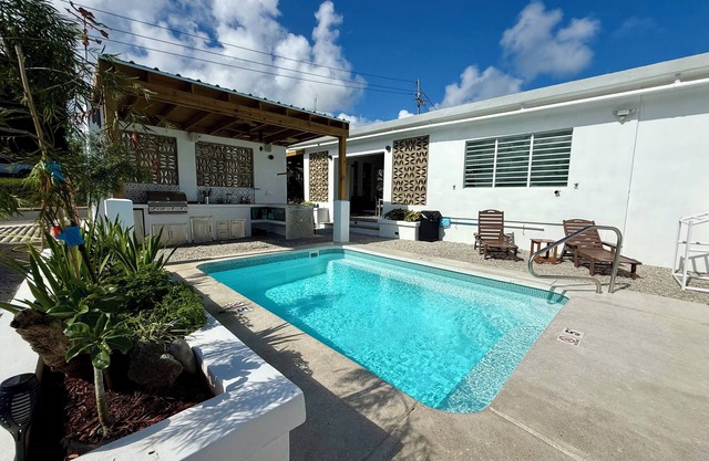 Located close to Isabel Segunda Vieques, downtown 4 bedrooms with pool.