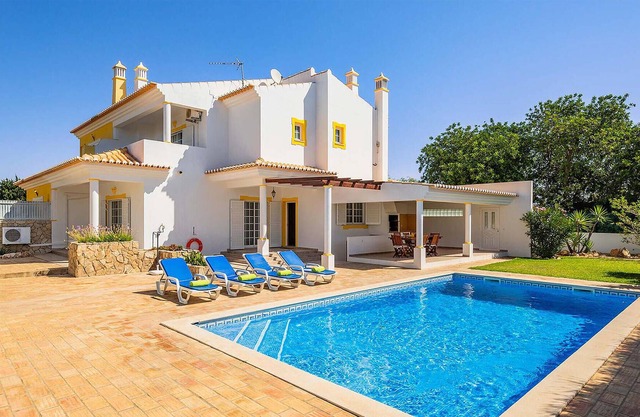 Located in the beautiful village of Guia, this traditional villa offers a great place for relaxation
