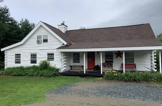 Located in the heart of Stowe Hollow! Close to town! Close to skiing!