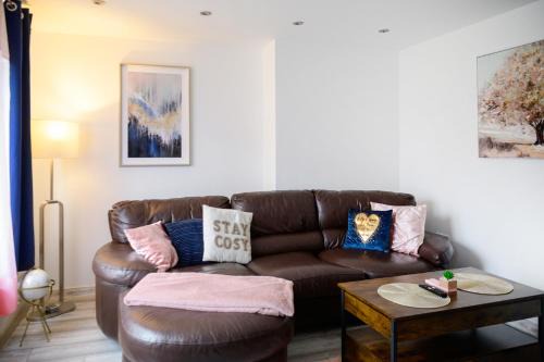 Located in the peaceful NG8 Wollaton , Perfect for Business Trips & Family Holidays or working proffesionals-long term deals, M1 Nearby , Free Parking , Private Garden , 500Mb Wi-Fi , Netflix