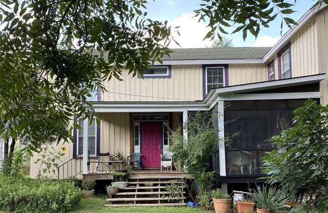 Located In Trendy downtown Belmont, Easy Walk To Downtown Mall,UVA. Pet friendly