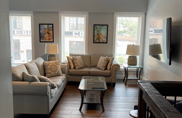 Location! 2BR/2BA Loft Downtown Bristol TN on State St!