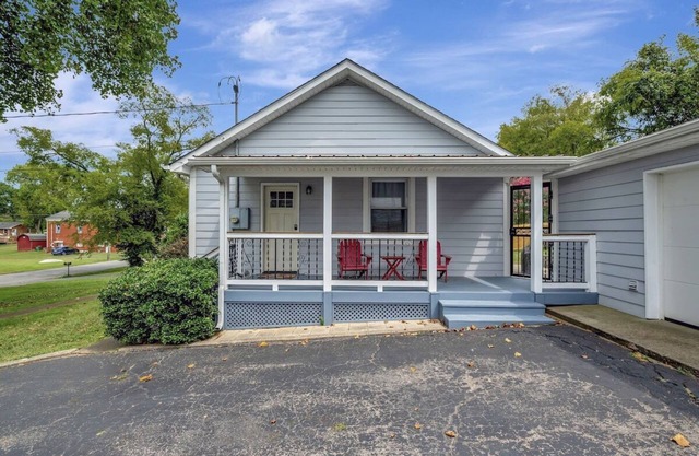 Location! 4 Miles to Broadway! Sleeps 4