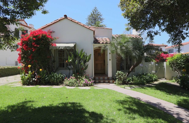 Location-Location-Location! Unique House in beautiful West Beach