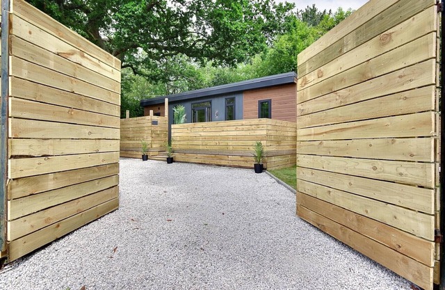 Lodge-Executive-Garden-Outside Bath