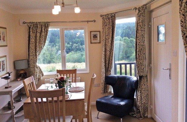 Lodge with one master double with en suite shower and one twin.