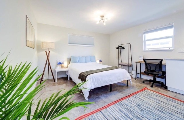 Loftium | Sunny Studio+Kitchenette just Steps to Green Lake!