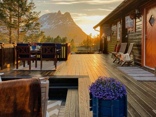 Log Cabin By Skoddeberg Lake In Tjeldsund