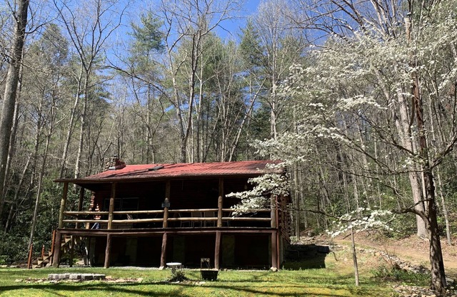 Log Cabin - private - w/running creek - 1mile from downtown Hot Springs