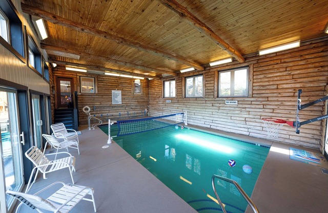 Log Cabin w/indoor pool on Lake, 30 Min from Wis Dells! 8 min. from Sand Valley