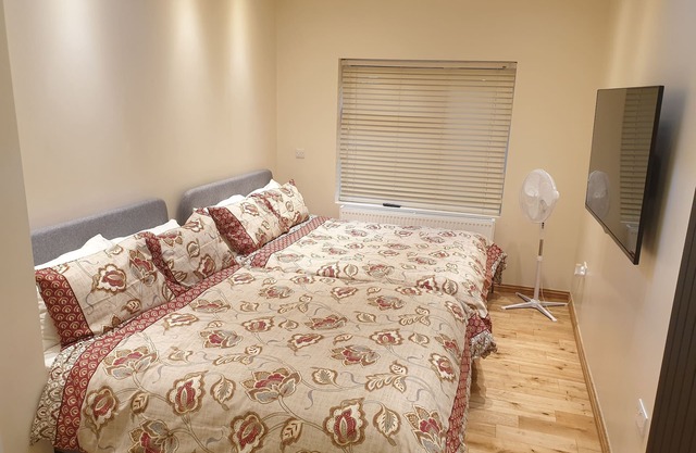 London Luxury Studio Flat #2 Buttercup Apt Sleeps 4 , 1 min from Underground