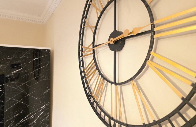 Long Stay Friendly North London Holiday Home + Driveway, BBQ, Jacuzzi Hot Tub