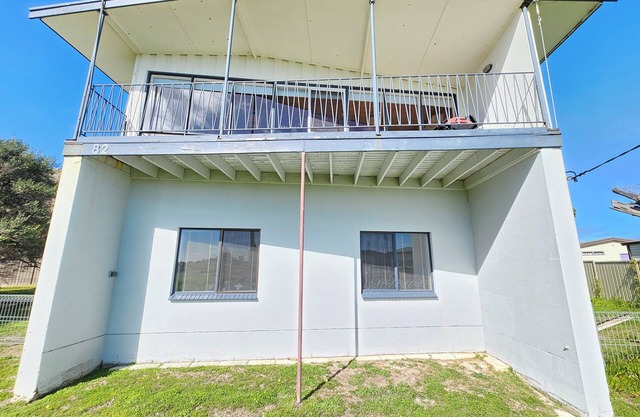 Long View - 100 metres from Long Beach - Pets Welcome - Inside Allowed
