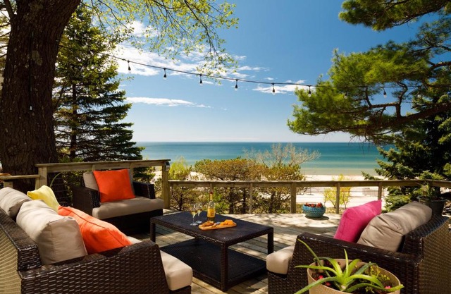 Looking Glass Beachfront Inn