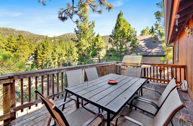 Lookout Lodge Family Chalet at Big Bear w/Games