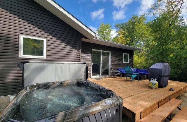 Loons Nest: Hot Tub, short walk to the lake/beach, 5 min drive to Grand Beach