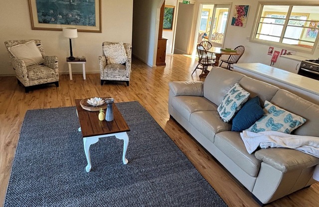 Lorn Farm Stay 30 minutes to Hunter Valley wineries & wide open spaces.