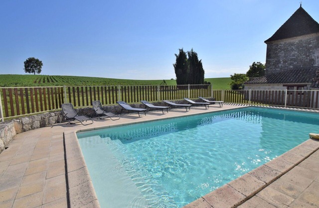 Lovely apartment in villa for 4 guests with pool, TV, terrace and parking