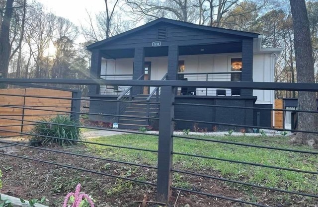 LoveJones Bungalow-Luxury decor, Large deck & backyard, Office, 2 fireplaces