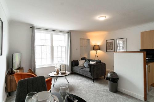 Lovely 1 Bed Harbour-side Apartment - Sea Views