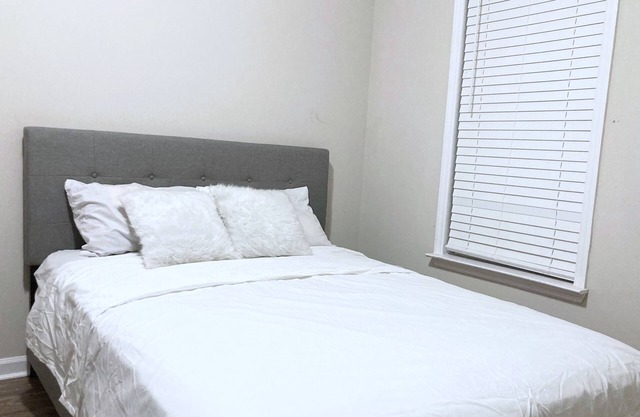 Lovely 1 Bed Room unit with Free Parking
