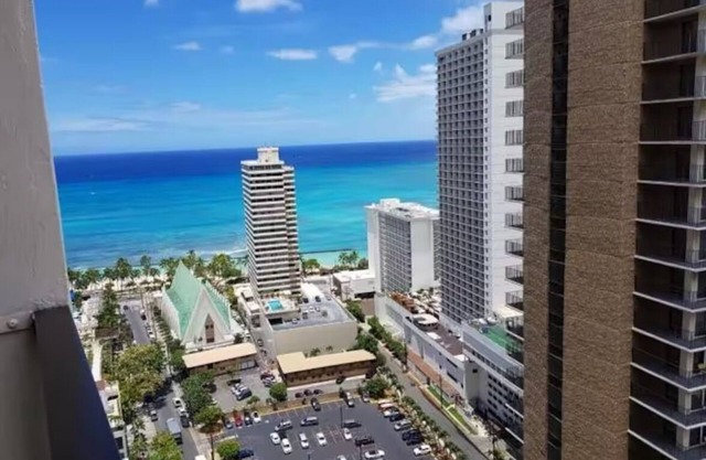 Lovely 1-bedroom condo w/beach view, mountain views, WiFi, AC & FREE Parking