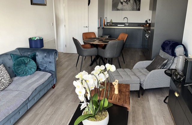 Lovely 1 bedroom penthouse with lift central Worthing