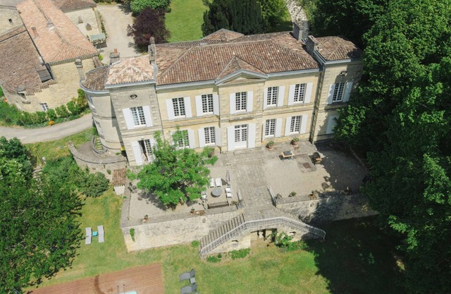 Lovely 18th-century château in the heart of the Bordeaux vineyards. Country cottage