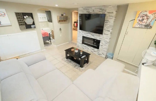 Lovely 1x1 Home with Netflix, Laundry, Cafe!