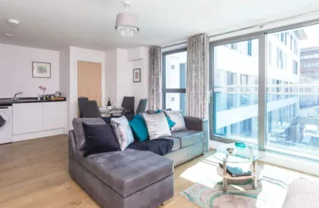 Lovely 2 bed 2 bath Apt in Redhill Town Centre
