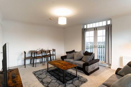 Lovely 2 Bed Harbourside Apartment with Sea Views